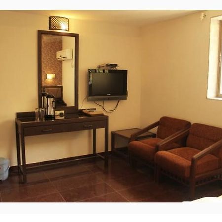 Hotel Ganesh Palace Mumbai  Buitenkant foto